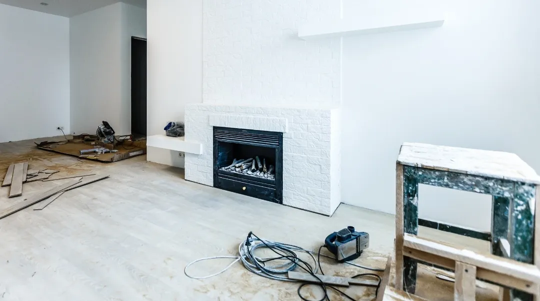 Leere Wohnung mit Renovationsspuren vor Wohnungsabgabe