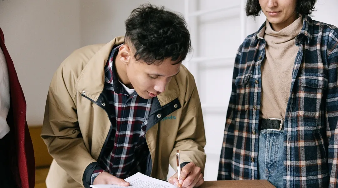 Mieter unterschreibt Formular zur Auflösung des Mietzinsdepots