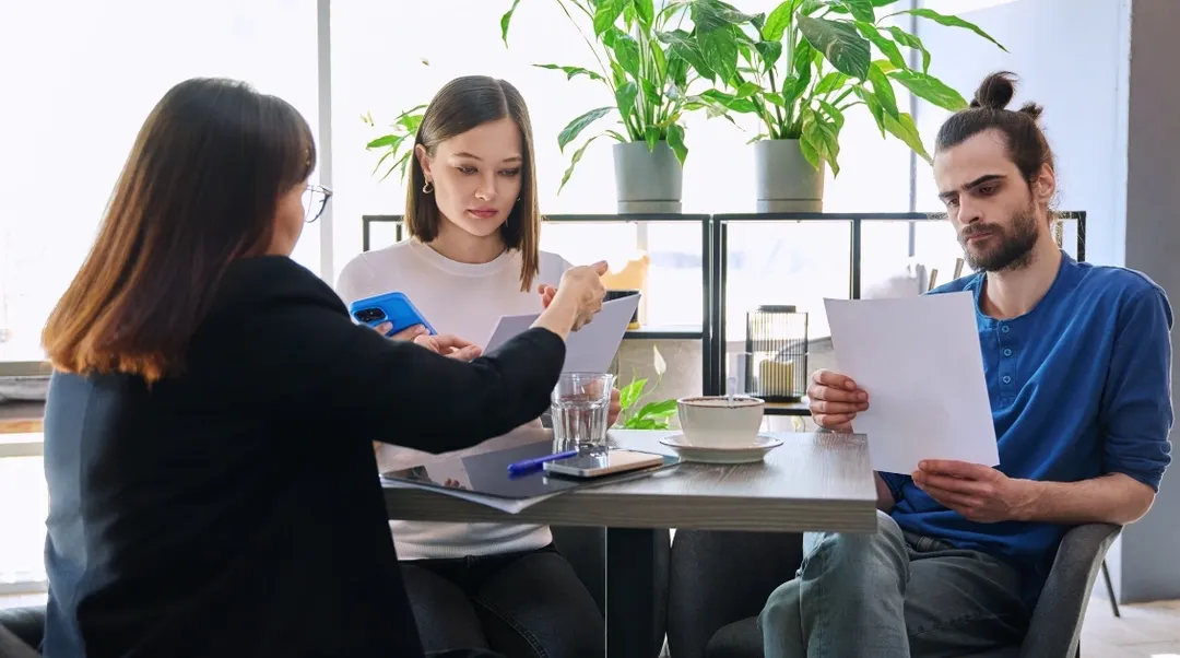 Mietparteien besprechen Unterlagen in Beratungsgespräch
